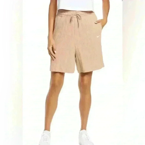 Nike Loose Fit High Rise Woman Shorts - Picture 1 of 6